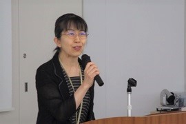 閉会のあいさつをする國府華子副学長