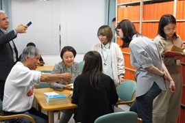 書庫で意見交換を行う参加者