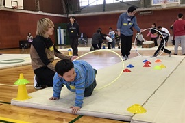 マットの上で、輪をくぐって、障害物よけて...！<br>（あつまれ愛教スポーツの森）