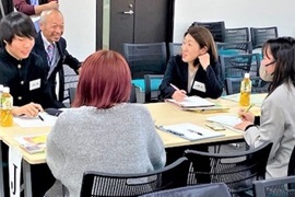 ディスカッションに参加する野田敦敬学長