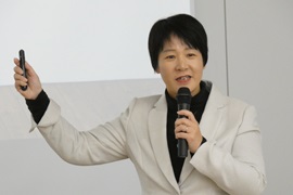 シンポジストの井上のり子先生（安城市立桜井小学校教務主任）演題：教科横断的な学習から横断的な学習へ
