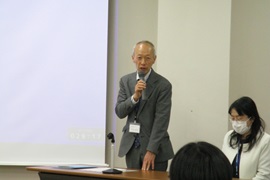 あいさつをする野田敦敬学長