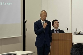 あいさつをする野田敦敬学長