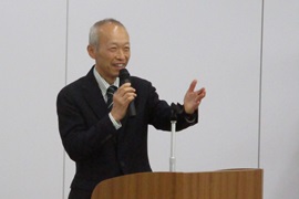 総括コメントを述べる野田敦敬学長