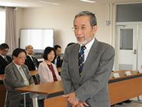 名誉教授を代表してお礼の言葉を述べる松田前学長