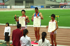 日本選手権の表彰台で。第二位。（台上左）＝2012年6月9日，大阪市長居陸上競技場