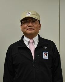 第59次隊のキャップとジャケットを身につける戸田教授