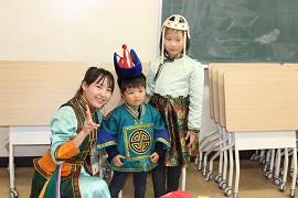 モンゴルの文化に触れ民族衣装を着る子どもたち