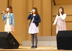 ステージで歌声を披露する本学学生