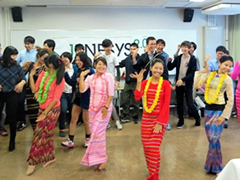 ミャンマーの学生による伝統舞踊の披露