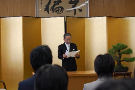告辞を述べる学長