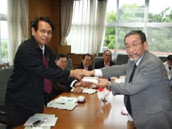 県教育長代表と握手をする学長