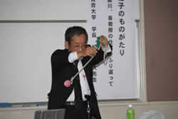 講演中の学長
