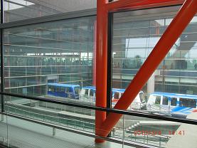 空港ターミナルの電車
