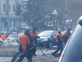 人海戦術による除雪