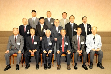 2010年度国立大学理学系学長会議に参加の各学長と本学理事