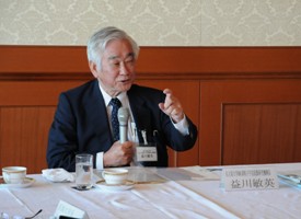 幼少の頃の思い出、教育論などを語る益川敏英氏