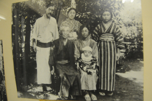 家族と写真に収まる市川さん（公民館で）