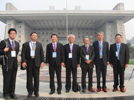 北京師範大学本部事務局前で