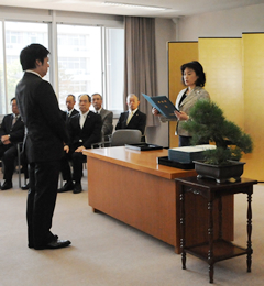 学位記を読み上げる後藤学長