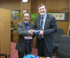 記念品を交換する両学長