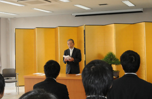 卒業・修了式で告辞する松田学長
