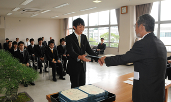 卒業生に卒業証書を授与する学長
