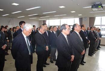 あいさつを聞く役員,職員