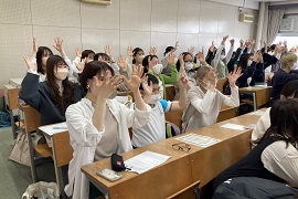 学生と一緒に手軽な運動遊び