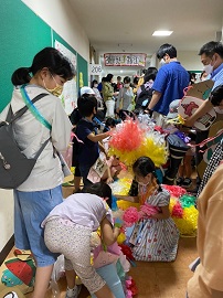 飾りのお持ち帰りを楽しむ子どもたち