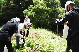 附属幼稚園の園児に向けてライブ配信を行う様子