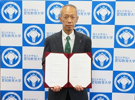 協定書を持つ本学の野田敦敬学長