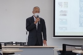 あいさつをする野田敦敬学長