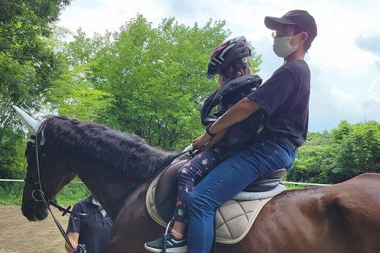 部員と一緒に乗馬体験