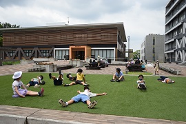 附属図書館前の芝生スペースで小休止！