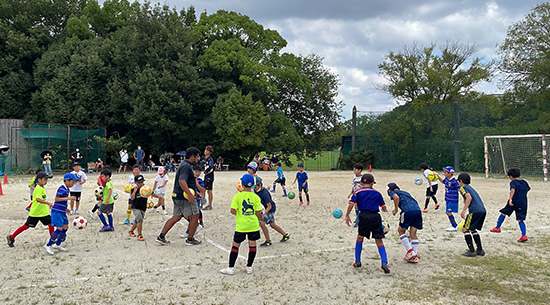 サッカースクール（小学生低学年）の練習風景