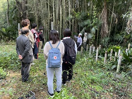 注意事項を聞く学生・教職員