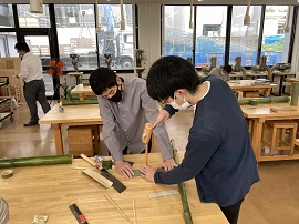 竹細工の加工体験をする学生