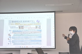 「子どもキャンパスプロジェクト」について説明する小塚良孝学長補佐

