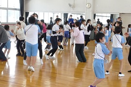 成瀬麻美准教授によるダンス交流。<br>2人組でアルプス一万尺♪