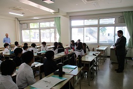 石川恭教授（保健体育講座）による特別講義に野田敦敬学長も駆けつけました。