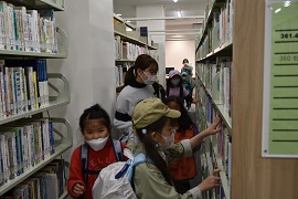 見たことない本がたくさんあるよ！（図書館見学）
