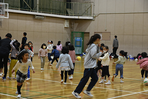 お兄さんお姉さんを捕まえられるかな？