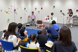 ヴィオラとともに、絵本の読み聞かせをする<br>庄野俊哉氏（左）と寺尾洋子氏（右）