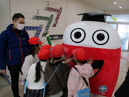 エディも教室前でお出迎え！