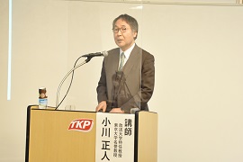 教育行政職の実情について講演する小川正人氏