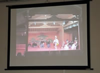 会場で上演されている学生能による能舞台の映像