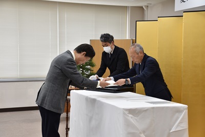 野田敦敬学長から感謝状を手渡す様子
