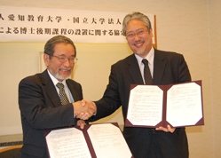 協定書を取り交わし、握手する松田愛知教育大学長と伊東静岡大学長
