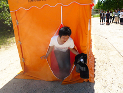 「煙で思うように歩けなかった」と避難訓練用テントを出る寮生